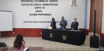 Toman protesta nuevos licenciados en Contaduría y en Administración.
